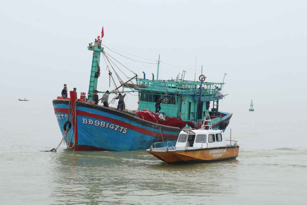 Lai kéo thành công tàu cá BĐ98147TS vào cảng Vùng 3 Hải quân