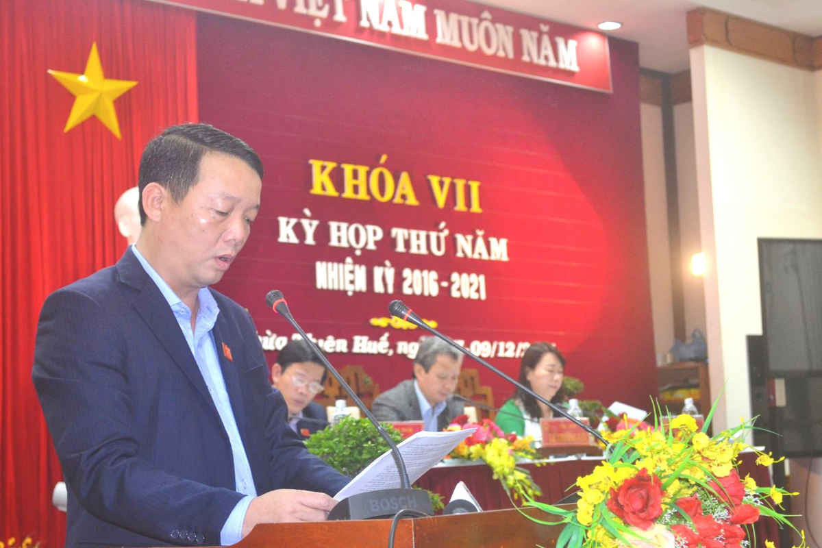 Ông Phan Phan Thiên Định- Giám đốc Sở Kế hoạch & Đầu tư trả lời tại phiên chất vấn về các dự án chậm chạp
