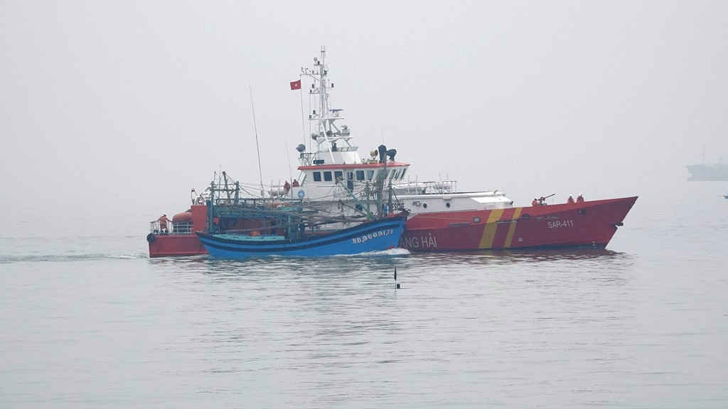 Tàu cứu nạn SAR 411 lai dắt tàu BĐ 96691 TS cùng 7 thuyền viên về Đà Nẵng an toàn