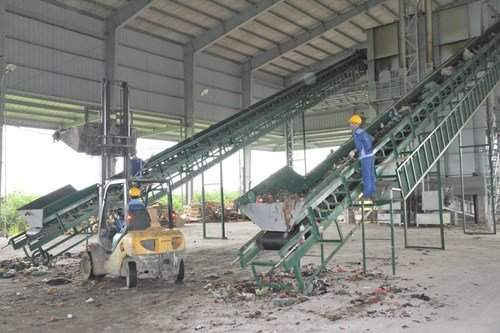 Công nhân vận hành dây chuyền tại Nhà máy xử lý chất thải rắn sinh hoạt huyện Thuận Thành, tỉnh Bắc Ninh.
