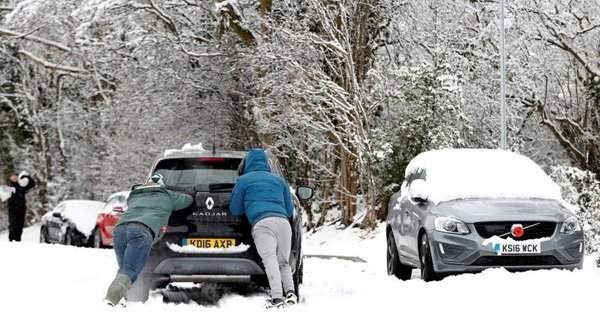 Người dân Anh đẩy một chiếc xe ô tô trên một ngọn đồi ở Leverstock Green, Hertfordshire vào ngày 10/12/2017. Ảnh: Reuters / Paul Childs