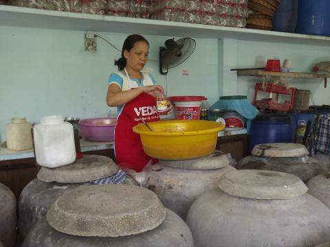Nghề chế biến nước mắm ở Phú Vang tạo thu nhập cho nhiều người dân 