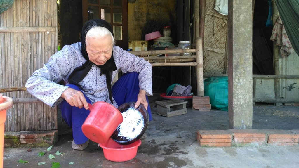 Bà Nguyễn Thị Sáu, vợ của Liệt sỹ Huỳnh Tư  năm nay đã ngoài 80 tuổi, do bệnh tật nên sức khỏe của bà đang yếu đi rất nhiều
