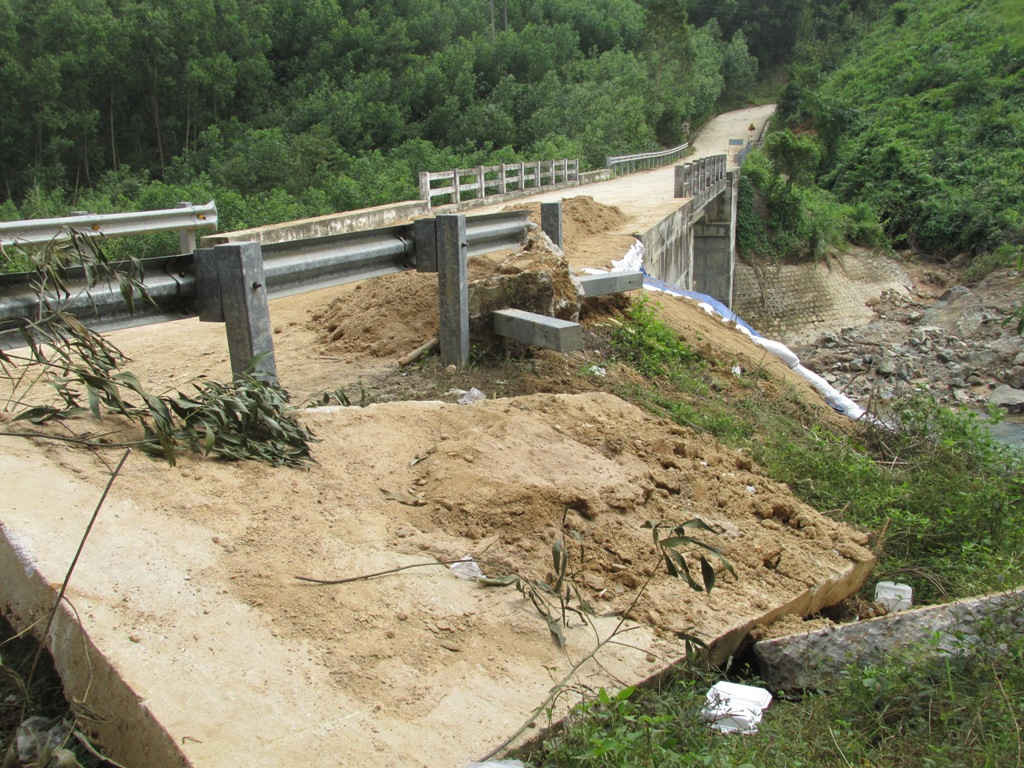 Cầu Kà Te bị sập mố cầu và gia cố tạm thời 
