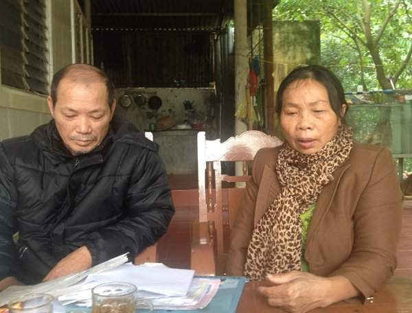 Bà Đinh Thị Mai, ông Võ Quốc Trị đang chia sẽ câu chuyện bị tranh chấp, cũng như các chứng cứ với phóng viên