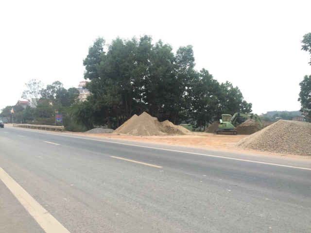 Một số đoạn dải hộ lan bị phá dỡ làm bãi tập kết vật liệu xây dựng tại thôn Tân Văn, xã Tân Dĩnh.