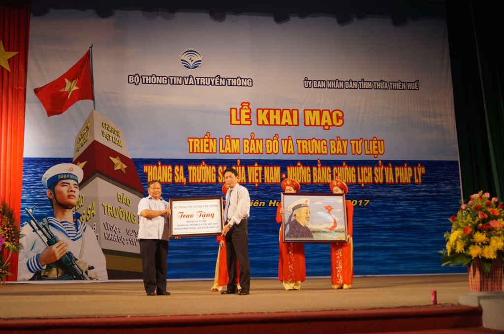 Lãnh đạo Bộ Thông tin và Truyền thông trao tặng tư liệu “Hoàng Sa, Trường Sa của Việt Nam – Những bằng chứng lịch sử và pháp lý” cho tỉnh Thừa Thiên Huế