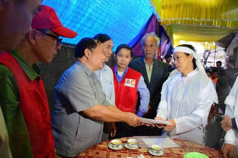 Lãnh đạo tỉnh Thừa Thiên Huế thăm hỏi, động viên các gia đình gặp nạn do mưa lũ...