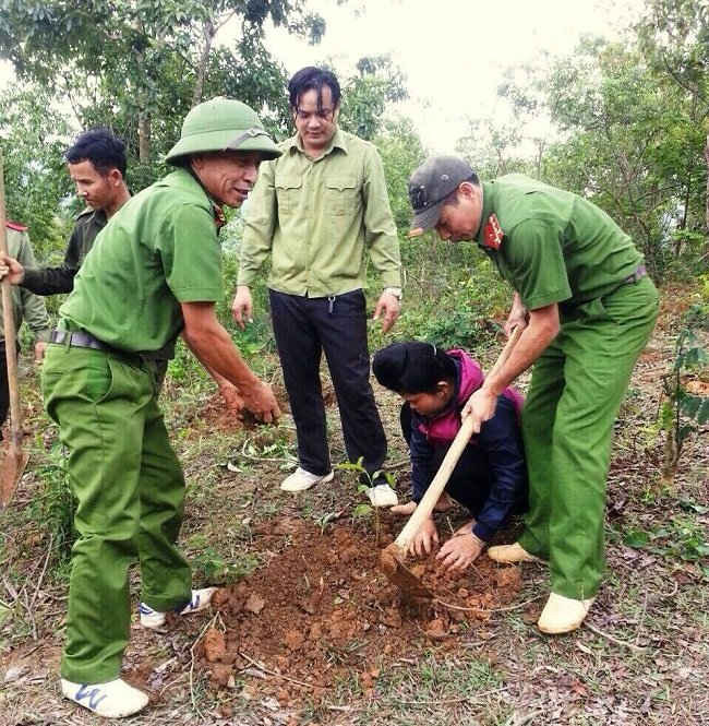 Cán bộ và nhân dân huyện Tuần Giáo tham gia trồng rừng