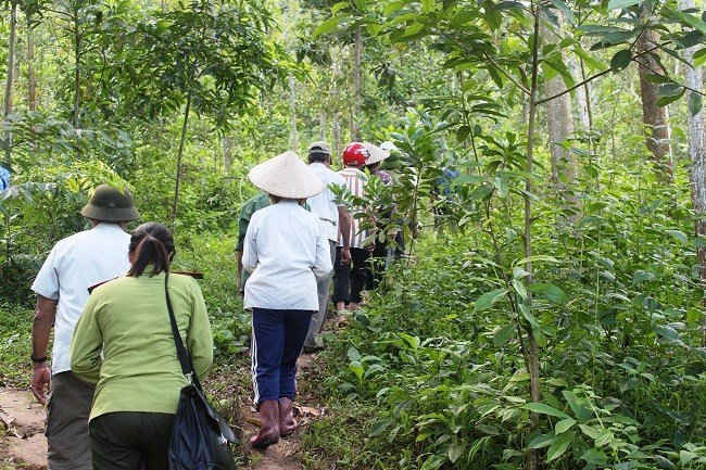 Cán bộ và người dân xã Thanh Nưa (huyện Điện Biên) tham gia tuần tra bảo vệ rừng