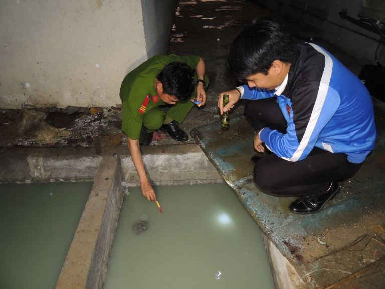 Cơ quan Công an kiểm tra mẫu nước thải chưa qua xử lý của Công ty TNHH First Young Products INC thải ra cống chung KCN Đồng Văn (ảnh - Công an Hà Nam)