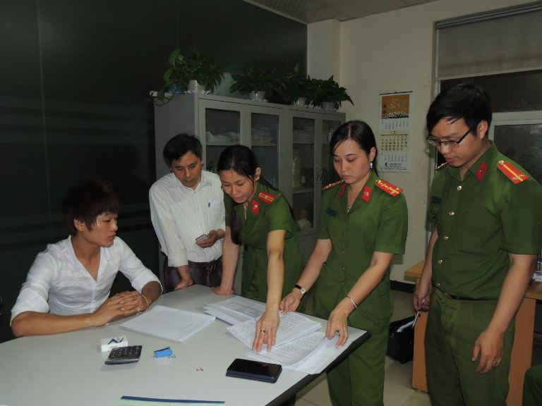 Cơ quan Công an lập biên bản, xử lý doanh nghiệp xả nước thải chưa qua xử lý ra môi trường tại KCN Đồng Văn (ảnh - Công an Hà Nam)