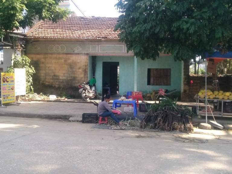 Phía trước mảnh đất và ngôi nhà cấp 4 mà gia đình ông Nguyễn Kiếm Ba sử dụng ổn định hơn 20 năm nay