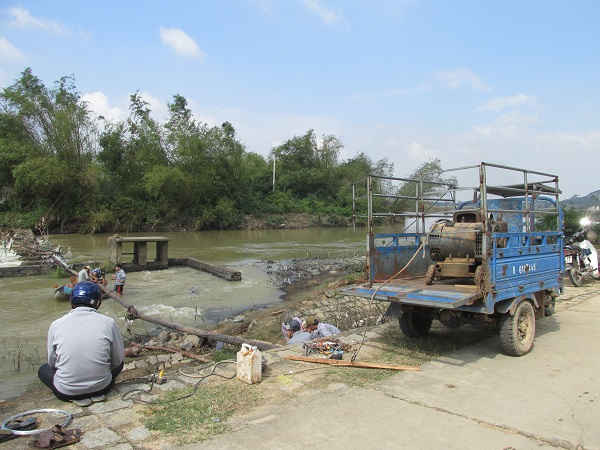 Ban quản lý Nước sạch và Vệ sinh môi trường huyện Tuy Phước tiến hành sửa chữa hàn ống dẫn nước qua đập Đá Vàng, xã Phước Nghĩa. 