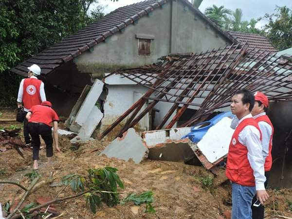 Nhà cửa bị đổ sập do bão Damrey tại Quảng Nam (Ảnh: IFRC)