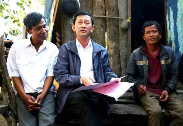 Bí thư Tỉnh ủy Gia Lai Dương Văn Trang (đứng giữa) trực tiếp xuống làng Ia Bia nắm và chỉ đạo tình hình