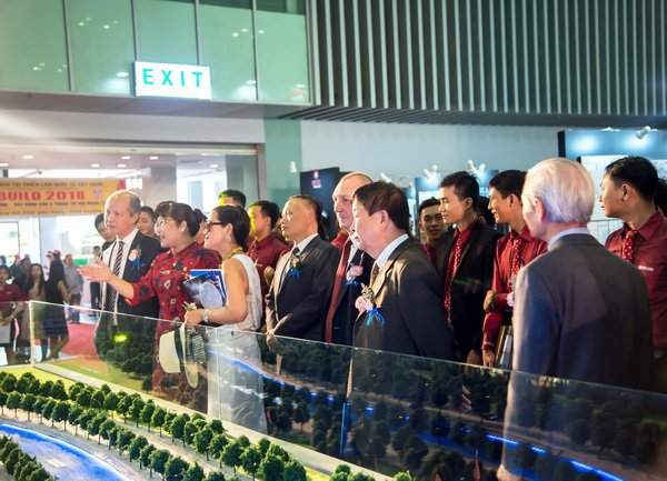 Bà Lưu Thị Thanh Mẫu - TGĐ Phuc Khang Corporation giới thiệu đến khách mời “căn hộ xanh chính phẩm LEED theo chuẩn khách sạn 5 sao” Diamond Lotus Riverside