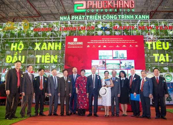 Bà Lưu Thị Thanh Mẫu - TGĐ Phuc Khang Corporation và các đại biểu chụp ảnh lưu niệm tại Triển lãm Vietbuild TP.HCM 2017