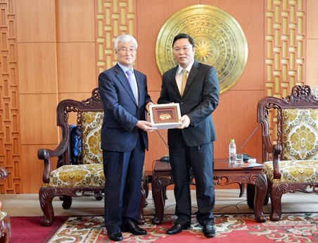 Phó Chủ tịch UBND tỉnh Lê Trí Thanh tặng quà lưu niệm cho đại diện Trường Đại học Nữ sinh Dongduk.