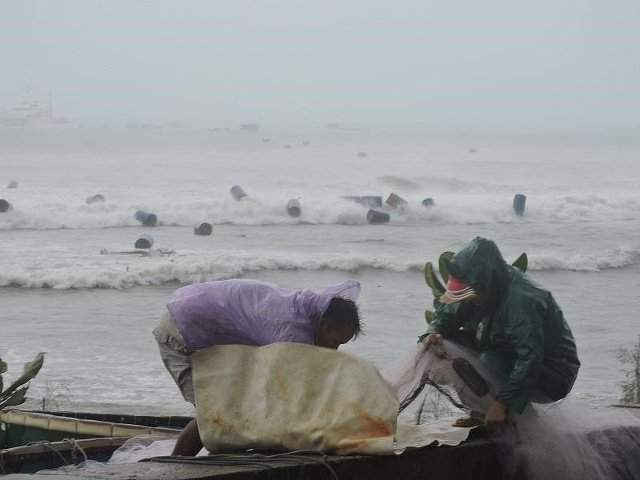 Ngư dân Lý Sơn (Quảng Ngãi) chống chọi với bão