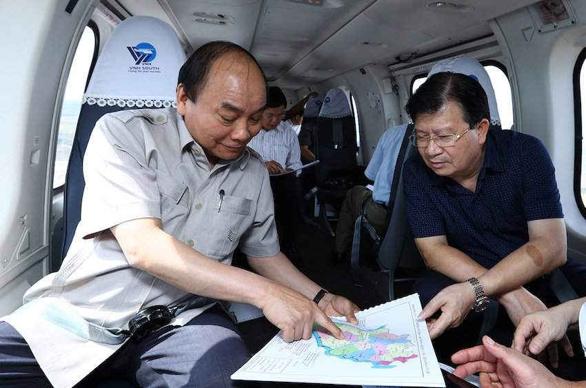 Thủ tướng Nguyễn Xuân Phúc và Phó Thủ tướng Trịnh Đình Dũng thị sát tình hình biến đổi khí hậu tại ĐBSCL bằng trực thăng