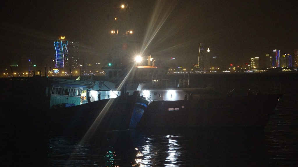 Lực lượng cứu nạn lai giắt tàu cá và đã đưa 13 ngư dân về an toàn