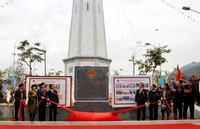 Các đồng chí lãnh đạo trung ương và tỉnh Lào Cai thực hiện nghi thức khánh thành cho công trình của tuổi trẻ Lào Cai.