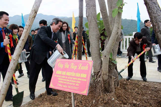 Ông Nguyễn Văn Bình  Ủy viên Bộ Chính trị, Trưởng ban Kinh tế Trung ương  trồng cây lưu niệm tạo cảnh quan đẹp hơn cho công trình.