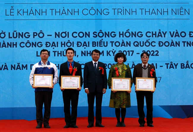 Ông Đặng Xuân Phong Chủ tịch UBND tỉnh Lào Cai tặng Bằng khen cho các tập thể, cá nhân có nhiều đóng góp tích cực cho công trình.                                                      