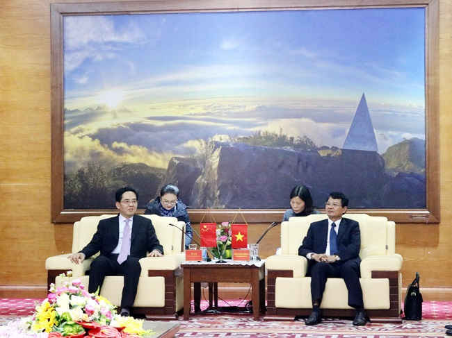 Ông Đặng Xuân Phong - Chủ tịch UBND tỉnh Lào Cai và ngài Hồng Tiểu Dũng - Đại sứ Đặc mệnh toàn quyền nước CHND Trung Hoa tại Việt Nam tại buổi tiếp xã giao.