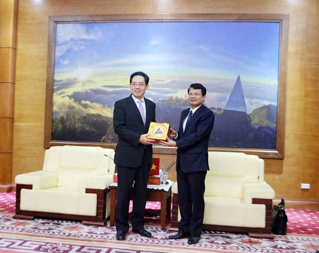 Ông Đặng Xuân Phong tặng biểu tượng của Lào Cai cho ngài Đại sứ Hồng Tiểu Dũng.