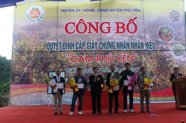 Lãnh đạo huyện Phù Yên trao quyền sử dụng nhãn hiệu Cam Phù Yên cho các tập thể và cá nhân ở xã Mường Thải và xã Mường Cơi