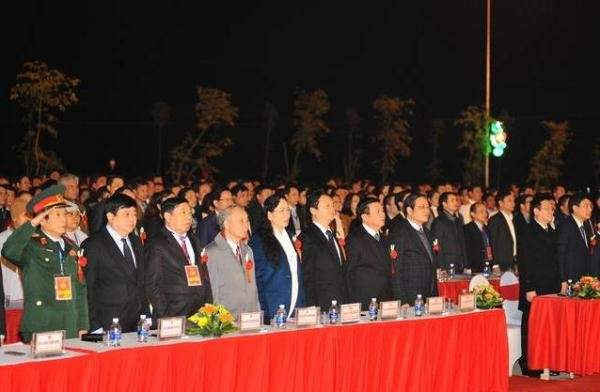 Các lãnh đạo cùng với hàng ngàn người dân tham dự buổi lễ