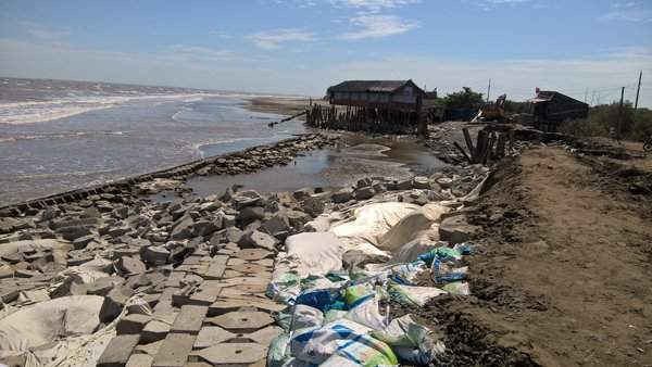 Sóng biển đánh vỡ đê bao cồn Ngoài (huyện Ba Tri) vào tháng 2/2017