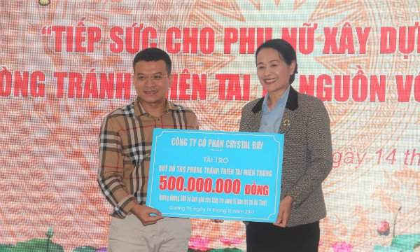 Ông Trần Việt Dũng đại diện Công ty Cổ phần Crystal Bay trao bảng tài trợ tượng trưng cho Quỹ miền Trung