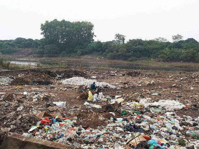 Bãi rác nằm giữa lòng sông Đáy tại thôn Đồng Nhân, xã Đông La, huyện Hoài Đức, TP. Hà Nội