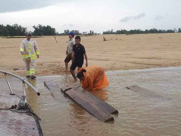 Lực lượng chức năng đang trục vớt số gỗ lậu dưới sông Thu Bồn.