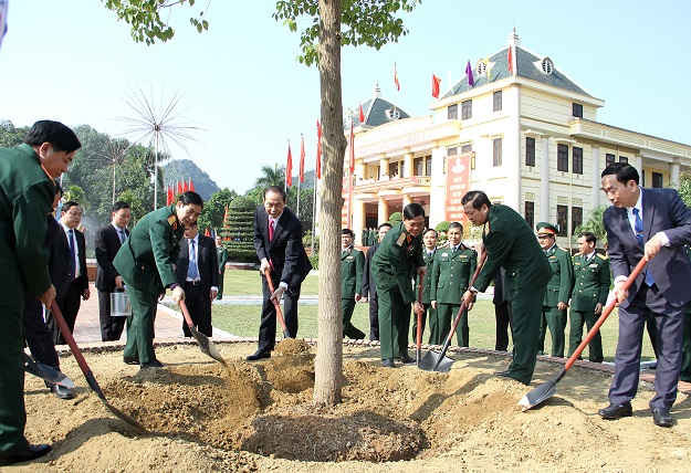 Chủ tịch nước Trần Đại Quang cùng đoàn công tác trồng cây lưu niệm trong khuôn viên Bộ Tư lệnh Quân khu I 