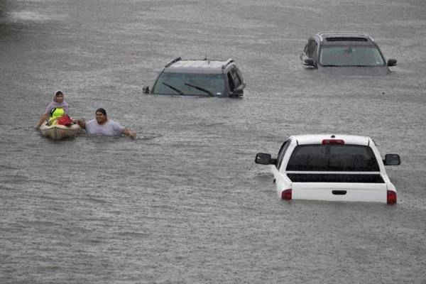 Jesus Rodriguez cứu Gloria Garcia sau khi mưa do bão Harvey gây ngập lụt Pearland ở ngoại ô Houston, Texas, Mỹ vào ngày 27/8/2017. Ảnh: Adrees Latif
