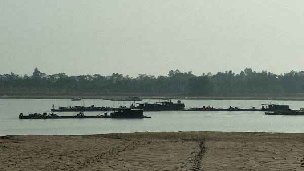 Hàng chục tàu thuyền đang bơm hút cát tại khu vực Công ty Vĩnh An thăm dò