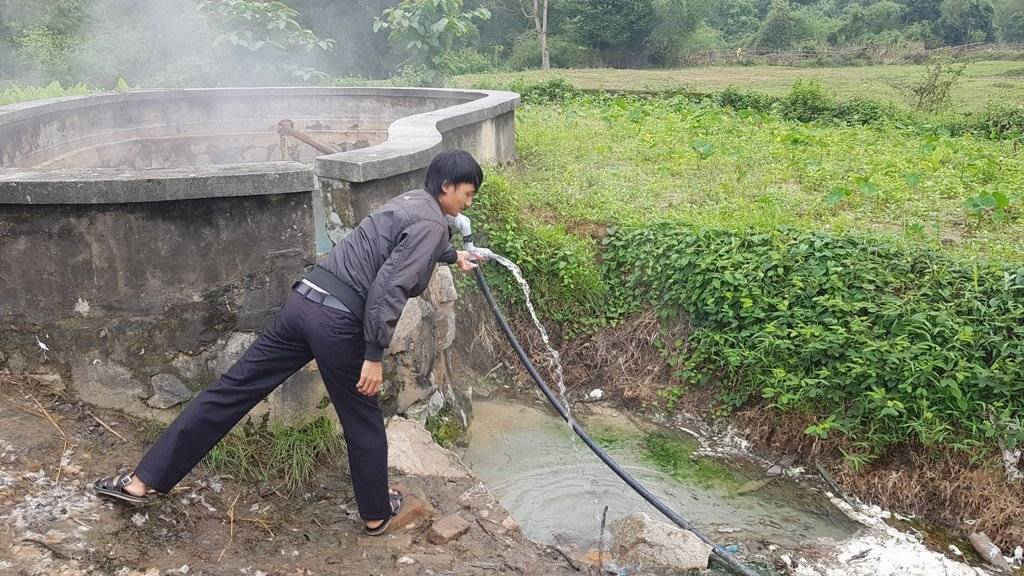 Người dân lắp đặt ống đưa nguồn nước nóng về nhà để phục vụ việc giết mổ gia súc