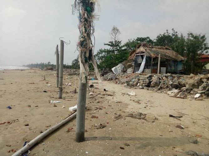 Hiện tượng biển xâm thực mạnh tại xã Cảnh Dương, huyện Quảng Trạch do bão số 10 gây ra