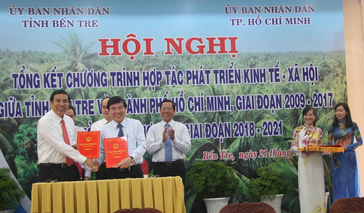 Chủ tịch UBND tỉnh Bến Tre Cao Văn Trọng (trái) cùng Chủ tịch UBND TP.HCM Nguyễn Thành Phong ký thỏa thuận hợp tác