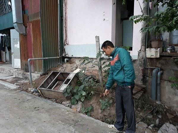 Ông Nguyễn Đình Hùng chỉ phần đất mà UBND xã Vĩnh Quỳnh tiến cưỡng chế thu hồi lấn vào phần đất nhà mình đã được thể hiện trong sổ đỏ.