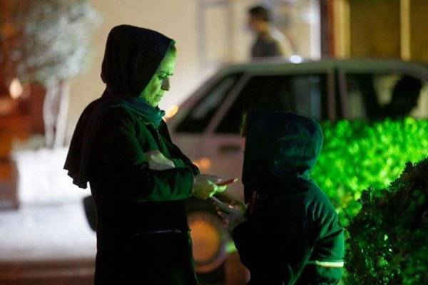 Mọi người kiểm tra điện thoại của họ ở Teheran sau khi một trận động đất xảy ra ở thủ đô của Iran. Ảnh: AFP