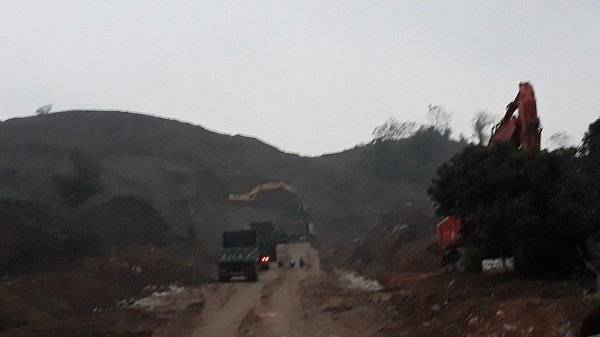 Chập tối, một đoàn xe hổ vồ logo xi măng Công Thanh kéo vào khu vực núi Hoàn Boi ăn cắp tài nguyên.