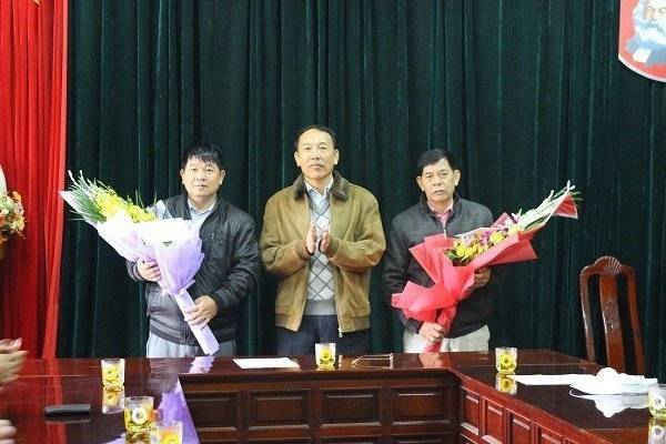 Thiếu tướng Sùng A Hồng- Giám Đốc Công an tỉnh Điện Biên tặng hoa chúc mừng các thành viên trong Ban Chuyên án.