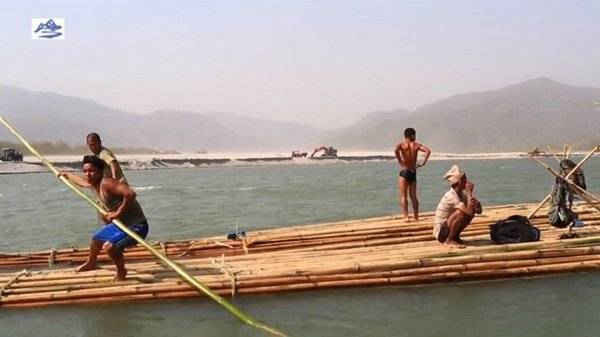 Những chiếc bè của Nepal vận chuyển tre qua sông Kosi vào Ấn Độ. Ảnh: Nabin Baral