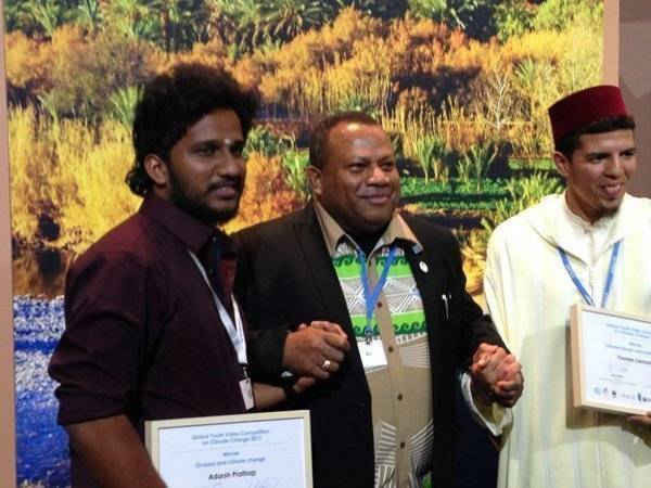 Adarsh Prathap (ngoài cùng bên trái) sau khi nhận được giải nhất từ Inia Seruiratu, Bộ trưởng Bộ Nông nghiệp Fiji và Nhà vô địch về khí hậu của đất nước (ở giữa). Ảnh: Joydeep Gupta