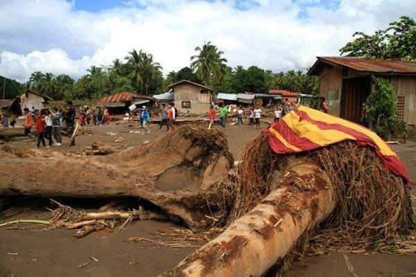 Các khúc gỗ và đống đổ nát bị tàn phá bởi lũ do bão Tembin đổ bộ các ngôi làng ở Philippines. Ảnh: Reuters